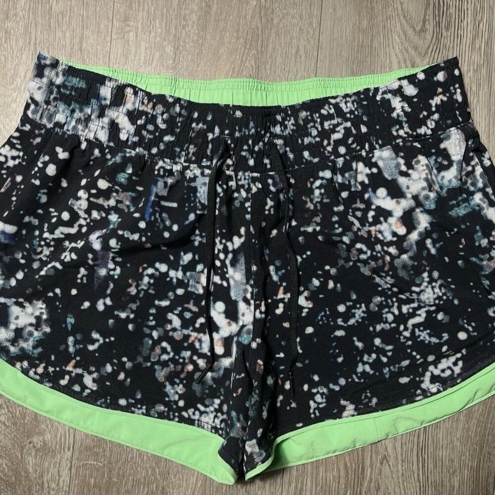 Lululemon Pixel Haze Black Dragonfly Reversible Shorts - Women Size 10